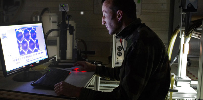 Technicien sur son poste de travail